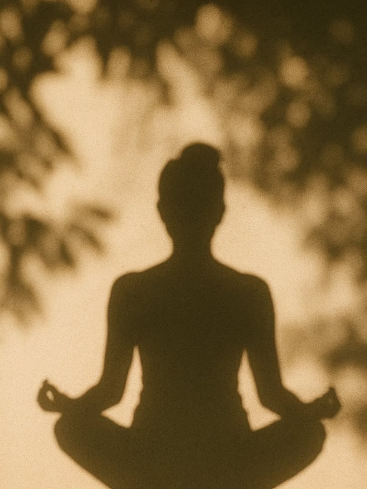 Persona en pausa, luz natural